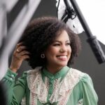 Cabelo crespo bem cuidado com definição e brilho natural após rotina de hidratação e finalização com fitagem.