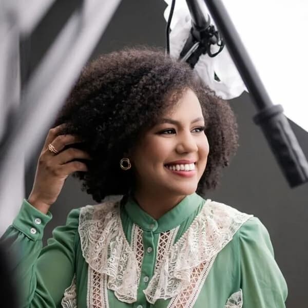Cabelo crespo bem cuidado com definição e brilho natural após rotina de hidratação e finalização com fitagem.